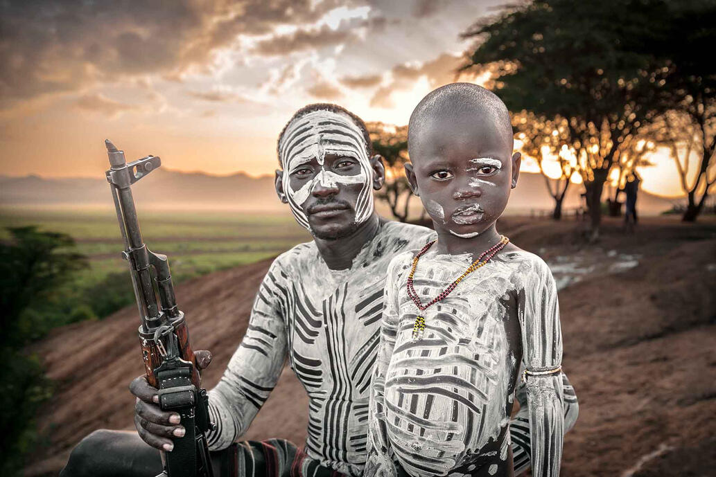 Kara People Along the Omo River in Ethiopia, the Kara (“fish eaters”) have long relied on fishing as part of their diet. Their distinctive body painting tradition is based on chalk collected from their surroundings. © Roberto Pazzi