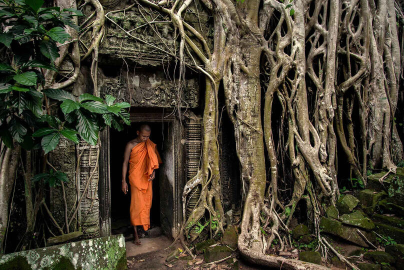 History and Religion Daily life scene in a temple at Angkor Wat © Roberto Pazzi