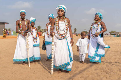 Mami Wata Devotees on their way to celebrate the Vodun Mami Wata © Roberto Pazzi