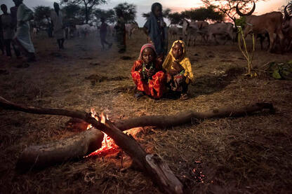 Sunset on the Nomadic Camp Boudouma children warming up at the fire © Roberto Pazzi