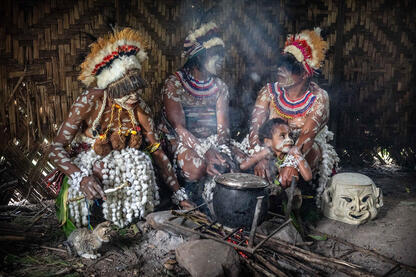 Asaro Women Group of Asaro women in a hut © Roberto Pazzi
