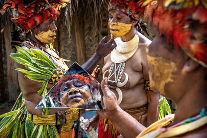 Chimbu Colors Group of Chimbu women © Roberto Pazzi