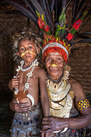 Chimbu Generations Portrait of an elderly Chimbu woman with a child © Roberto Pazzi