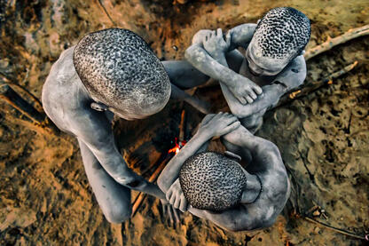 Warming Up Group of Mundari children © Roberto Pazzi