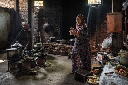 Tea Break Portrait of a woman in the kitchen of a noodle factory © Roberto Pazzi