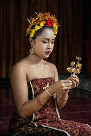 Before the Dance Portrait of a young girl during the dressing for the Rejang dance © Roberto Pazzi