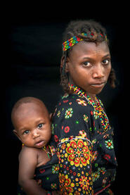 The Girl with the Baby Portrait of a young Japto - Wodabee girl with a baby © Roberto Pazzi