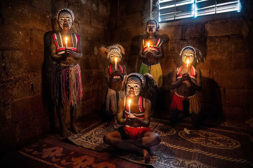 Snake Girls Snake girls, acrobatic dancers from the Guéré ethnic group © Roberto Pazzi