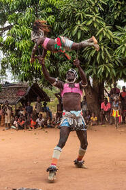 Life on the Razor’s Edge The acrobatic dance of a snake girl and the Sambo © Roberto Pazzi