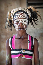 Spitual Guide Portrait of a snake girl, acrobatic dancer from the Guéré ethnic group © Roberto Pazzi