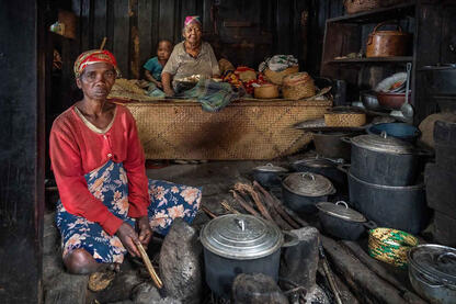 Zafimaniry People Portrait of a Zafimaniry family in a daily life scene © Roberto Pazzi