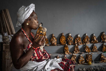 Venavi Dolls Vodun female priest during an offering to the Venavi dolls © Roberto Pazzi