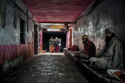 The Light at the End Street scene in Varanasi © Roberto Pazzi