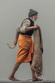 Through the Fog Street scene in a foggy Varanasi © Roberto Pazzi