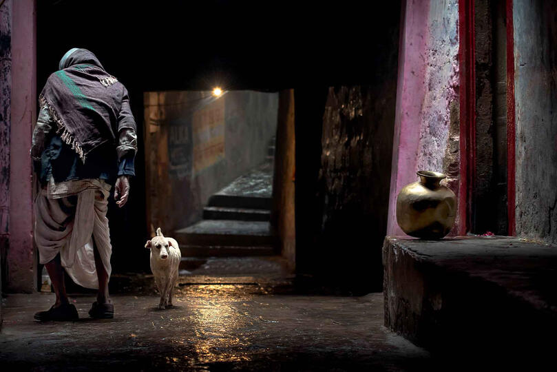 The Tunnel Street scene in Varanasi © Roberto Pazzi