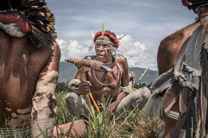 Council of War Portrait of a Dani elder gathered with the warrios © Roberto Pazzi