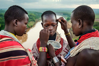 Teamwork Group of Kara women during the traditional body painting © Roberto Pazzi
