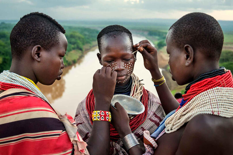 Teamwork Group of Kara women during the traditional body painting © Roberto Pazzi