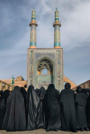 Call to Prayer Group of women in fron of the Jameh mosque of Yazd © Roberto Pazzi