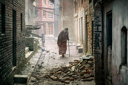 Fragile Street scene in Bhaktapur © Roberto Pazzi