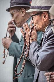 Devotion Portrait of Buddhist devotees at prayer. © Roberto Pazzi