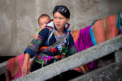 Cover Me Portrait of a young Black Hmong mother with her baby © Roberto Pazzi