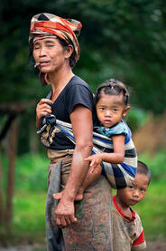 Mother and Father Portrait of a mother with her children © Roberto Pazzi